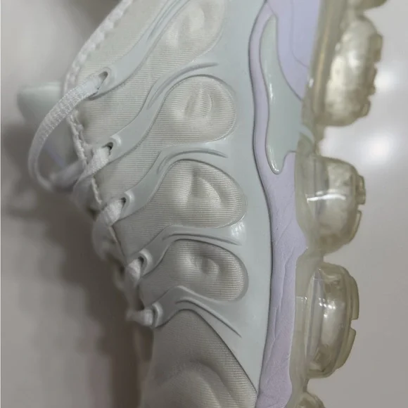 All-White Athletic Sneakers - Minimal Design AIR VAPORMAX PLUS - Picture 5 of 8
